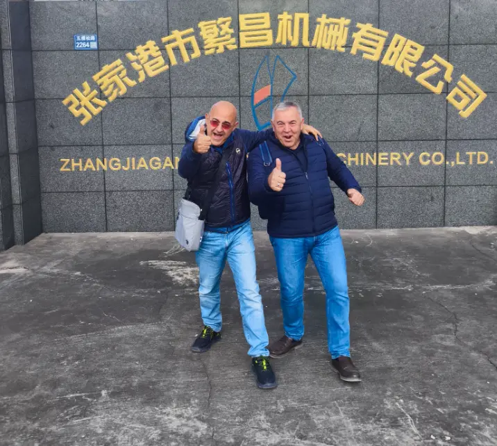 En 2025, la société italienne LAMPLAST SRL a acheté à notre société deux unités mixtes froides et chaudes entièrement automatiques SRLW-1300/5000.